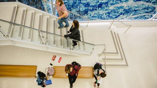 学生 walking up staircase